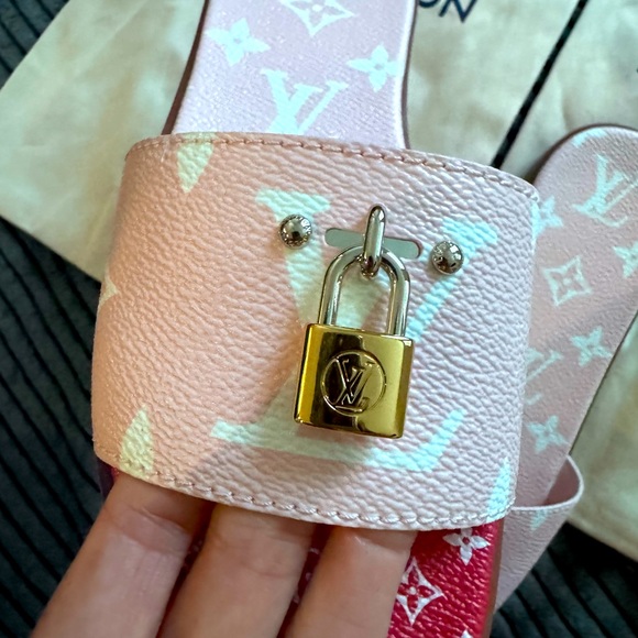 EUC💕100% AUTHENTIC LV SANDALS💕RARE & GORGEOUS - Picture 4 of 16